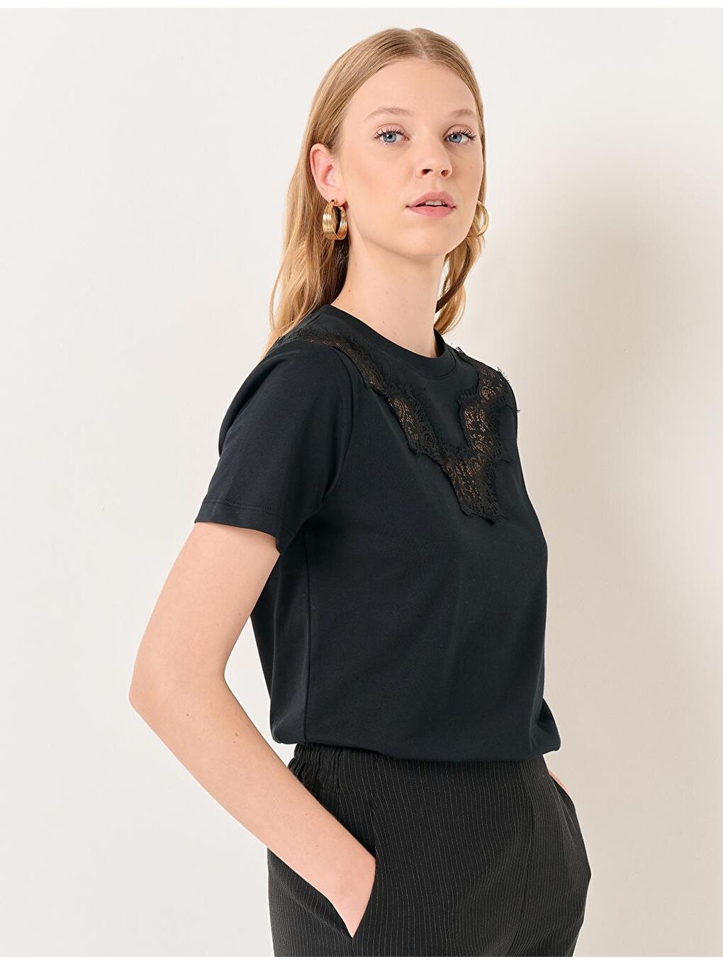 Siyah Kısa Kollu Nakış İşlemeli Tişört-3