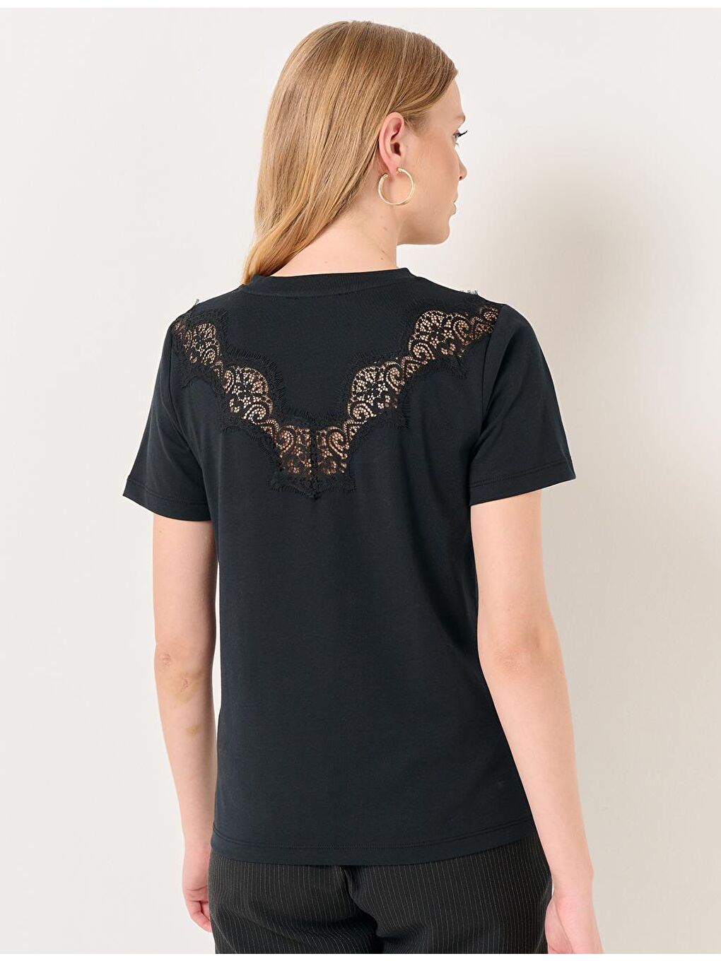 Siyah Kısa Kollu Nakış İşlemeli Tişört-4