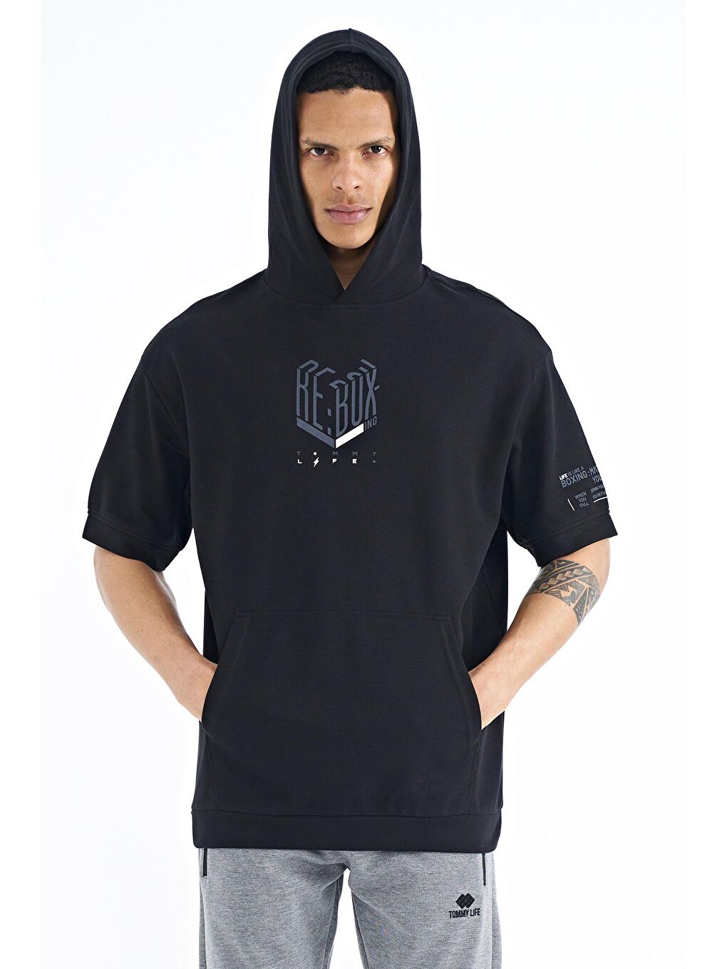 Siyah Kol ve Ön Baskılı Kapüşonlu Oversize Erkek Tişört - 88194-4