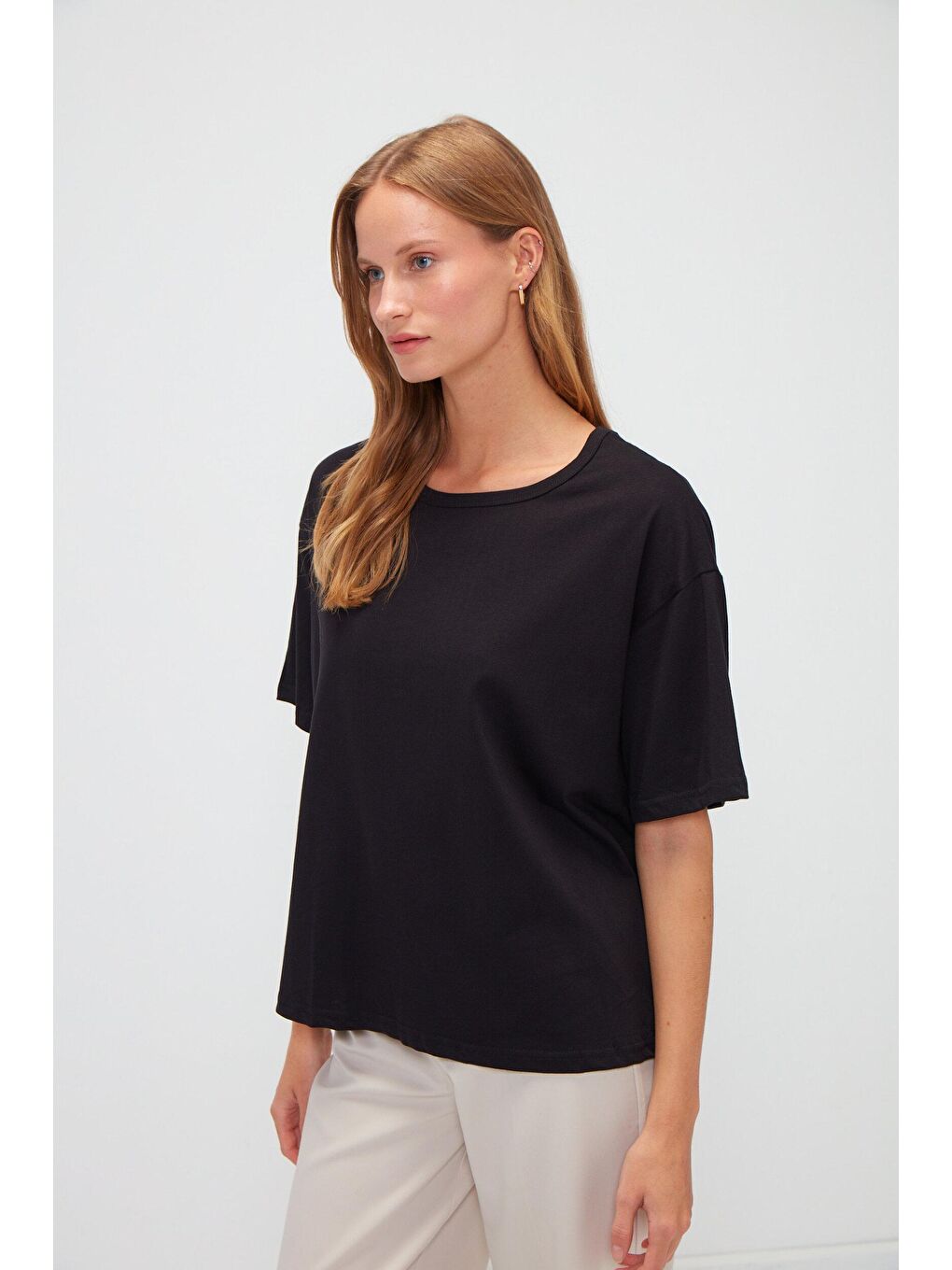 Siyah Bisiklet Yaka Basic Düz Renk Kısa Kollu Tişört-1