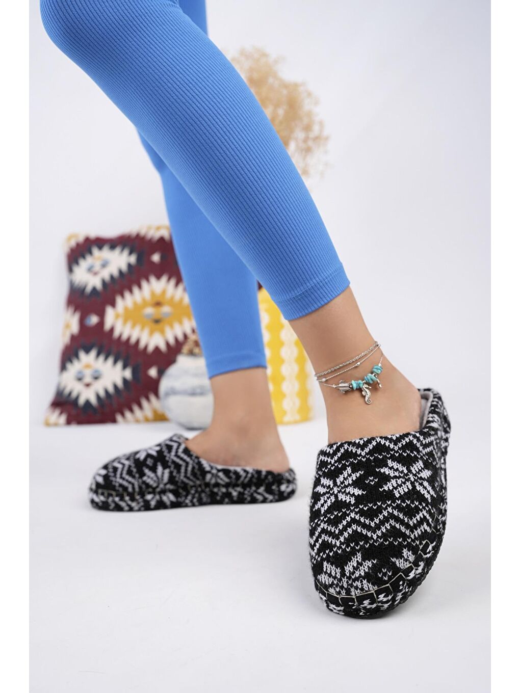 Siyah Muggo Brice Kadın Yünlü Pofuduk Ev Terliği-1