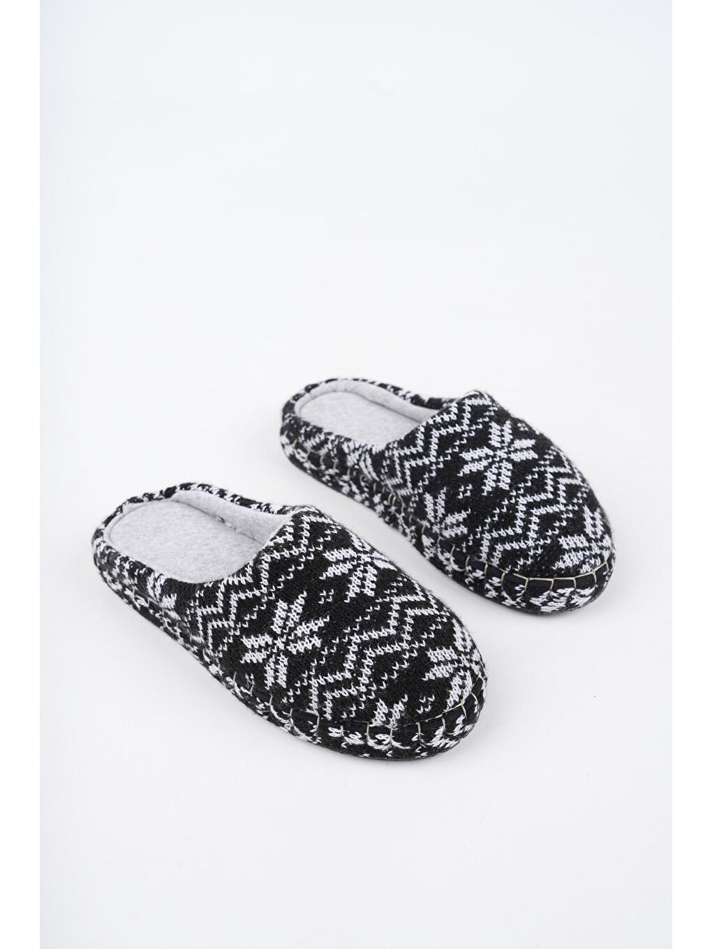 Siyah Muggo Brice Kadın Yünlü Pofuduk Ev Terliği-3