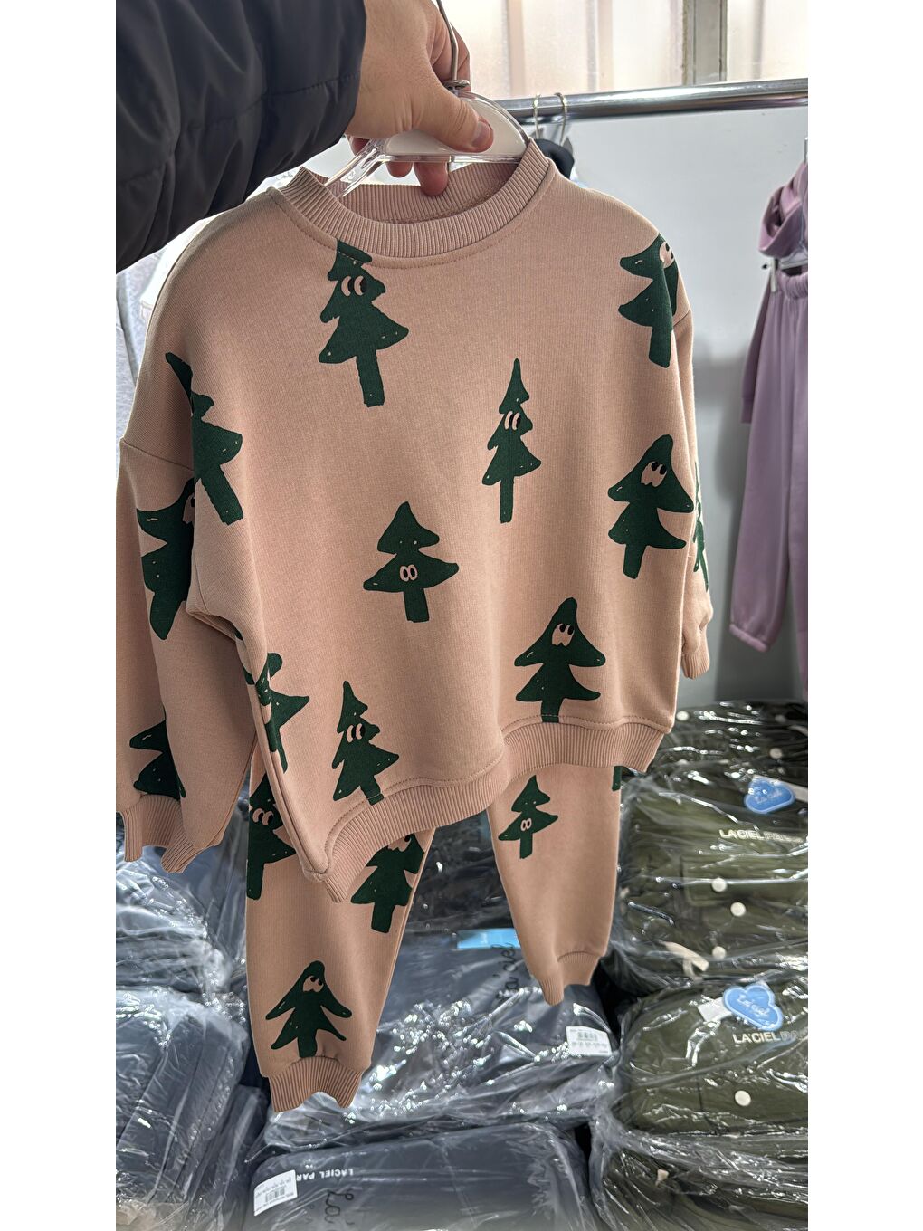 Kahverengi Unisex Çocuk Pamuklu Bej Ağaç Desenli Sweatshirt Ve Eşofman Takım – Rahat Kalıp-4