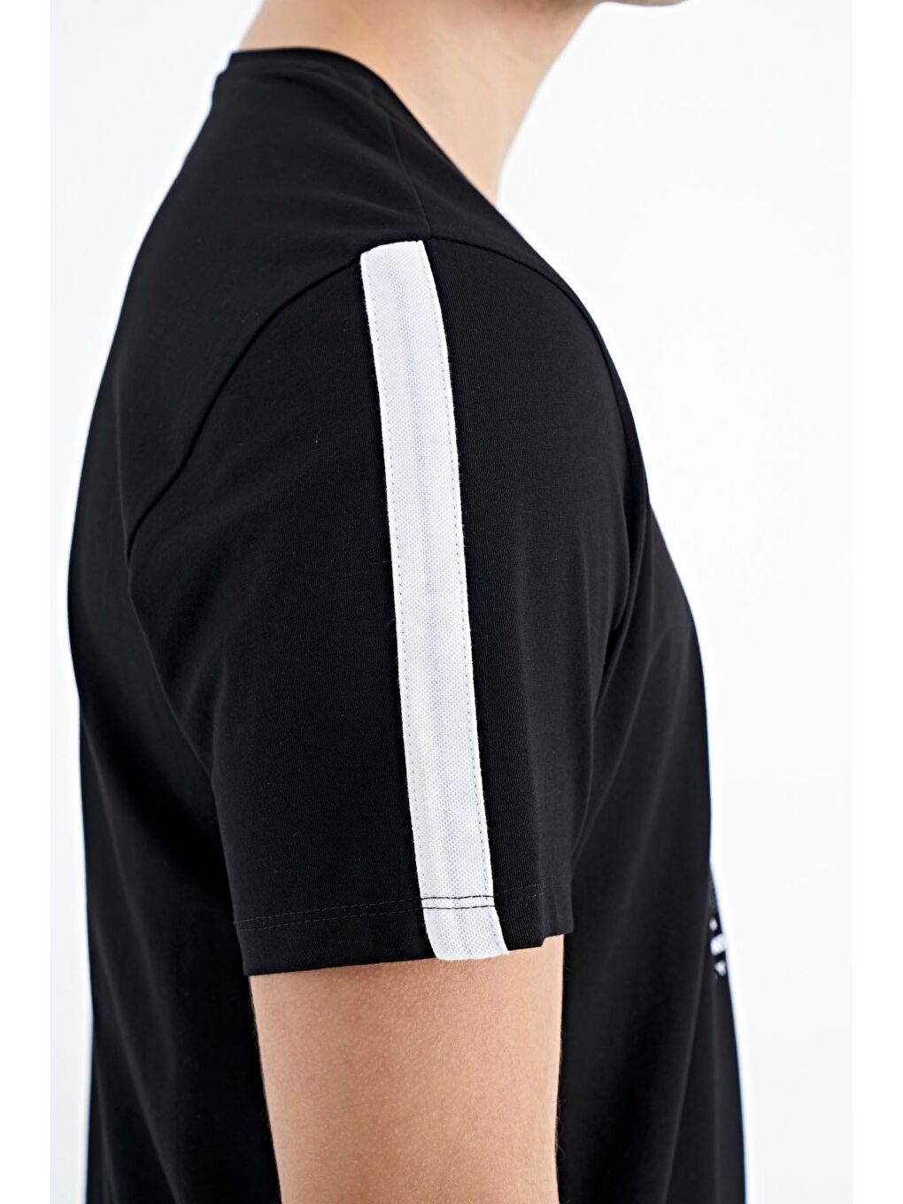 Siyah Kol Şerit Detaylı O Yaka Standart Kalıp Erkek Tişört - 88234-4