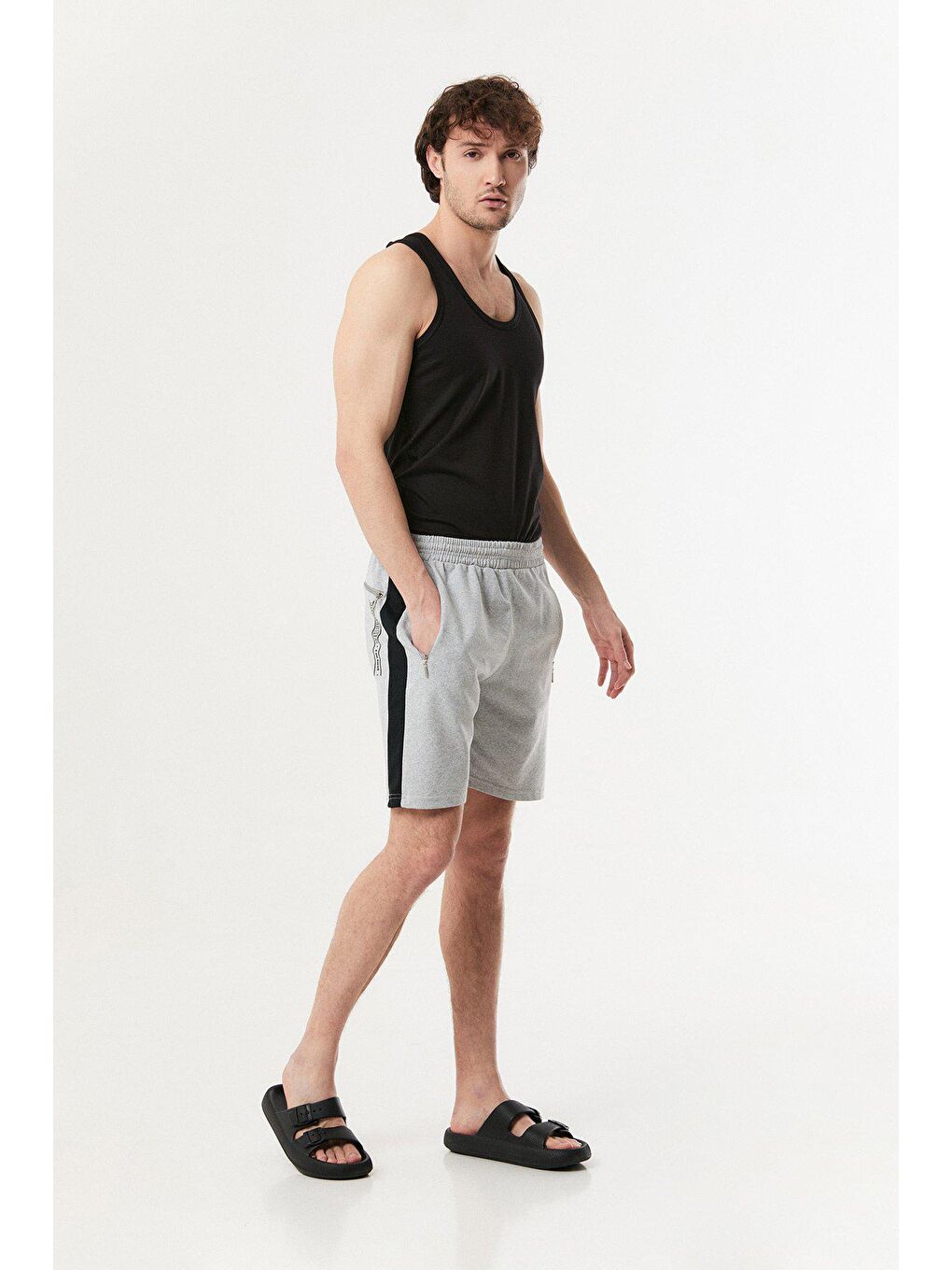 Gri Baskılı Cepleri Fermuarlı Şort-1