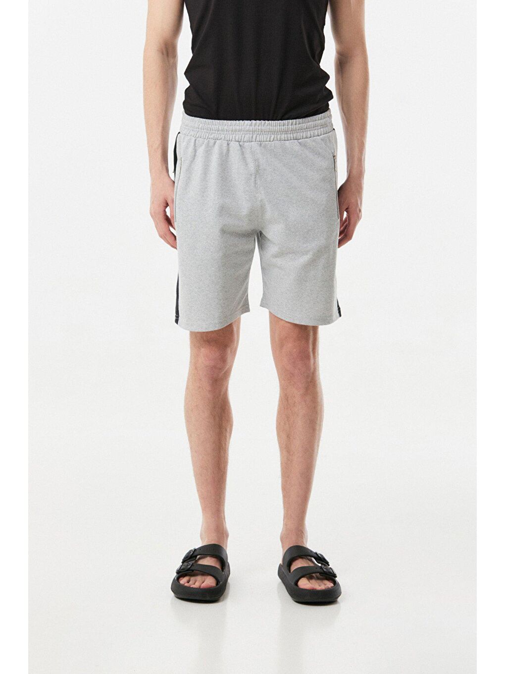 Gri Baskılı Cepleri Fermuarlı Şort-2