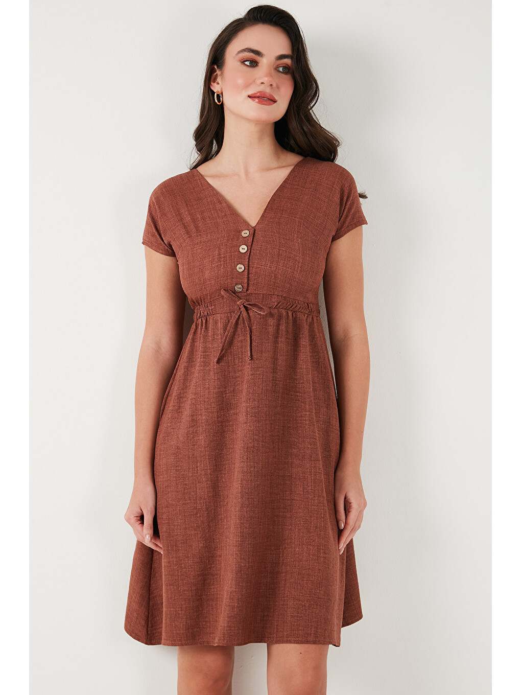 Kahverengi Önü Düğmeli V Yaka Regular Fit Kısa Kollu Midi Elbise 5865747-3