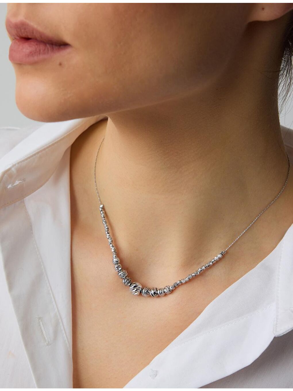 Gri Gümüş Parlak Top Figürlü Ayarlanabilir Kolye