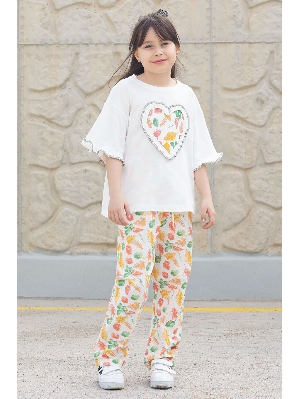 Ekru Yaprak Desenli Pantolonlu Oversize Tişörtlü Kız Takım 20228-3