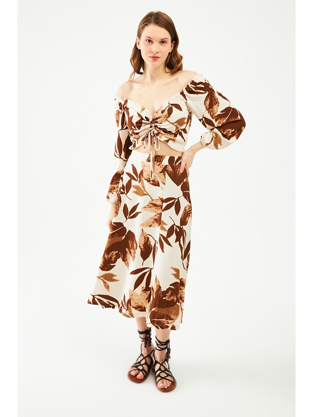 Kahverengi Kadın Kahve Crop Madonna Yaka Yaprak Desen Midi Boy Etekli Takım