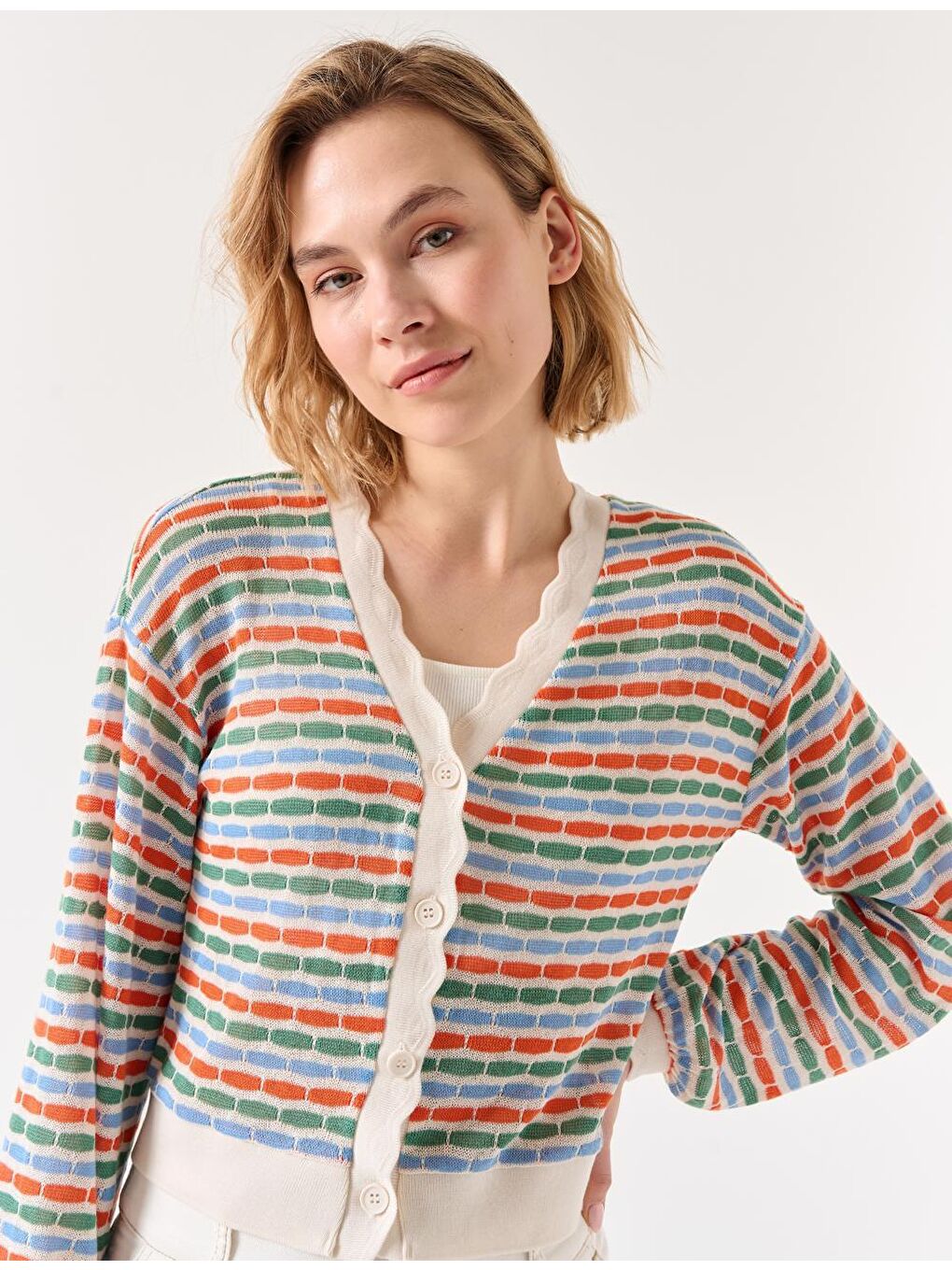 Beyaz V Yaka Uzun Kollu Çizgi Desenli Örme Hırka-3