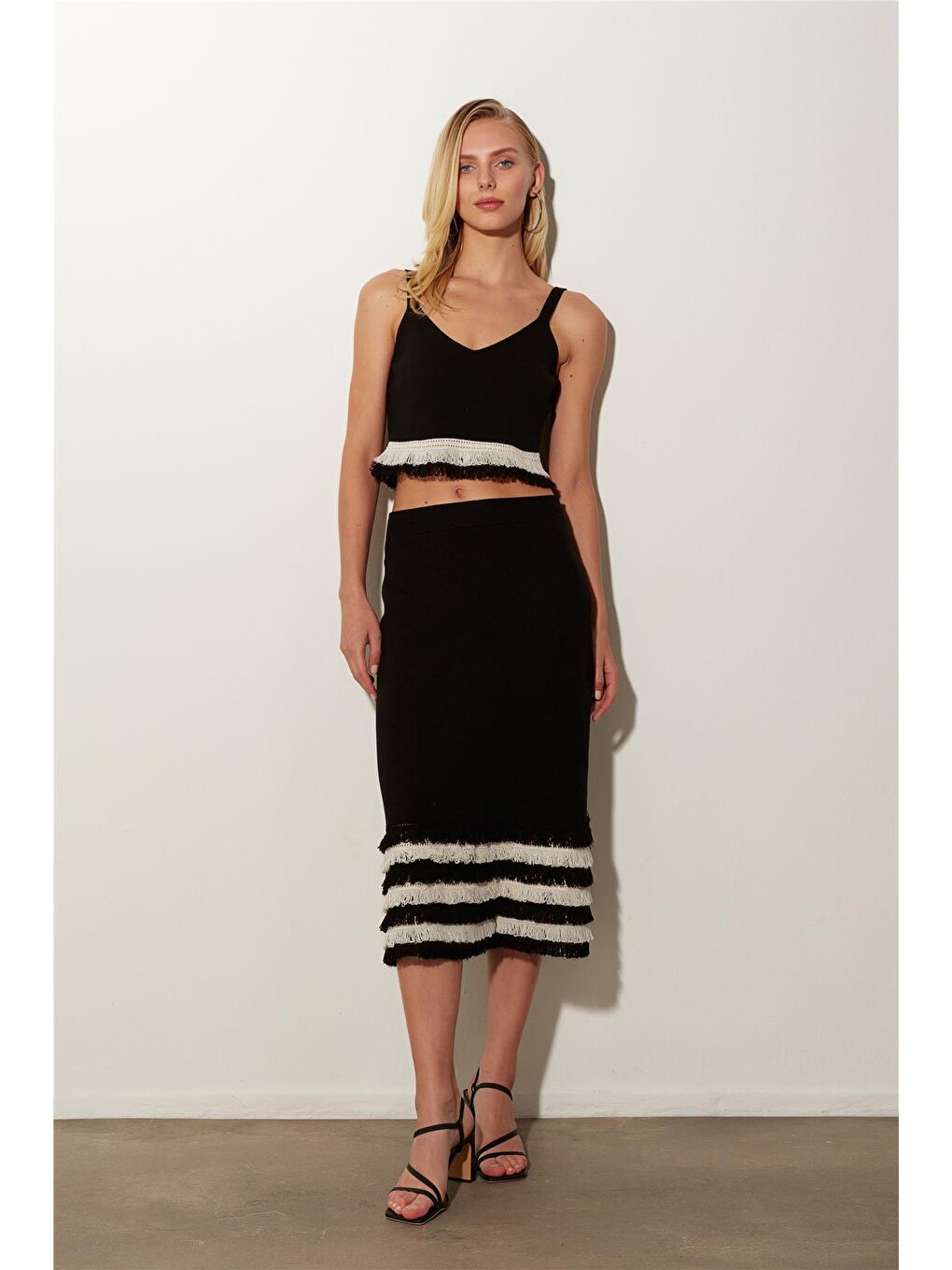 Siyah Püsküllü Triko Crop ve Etek Takım SWTK4680-81Sİ