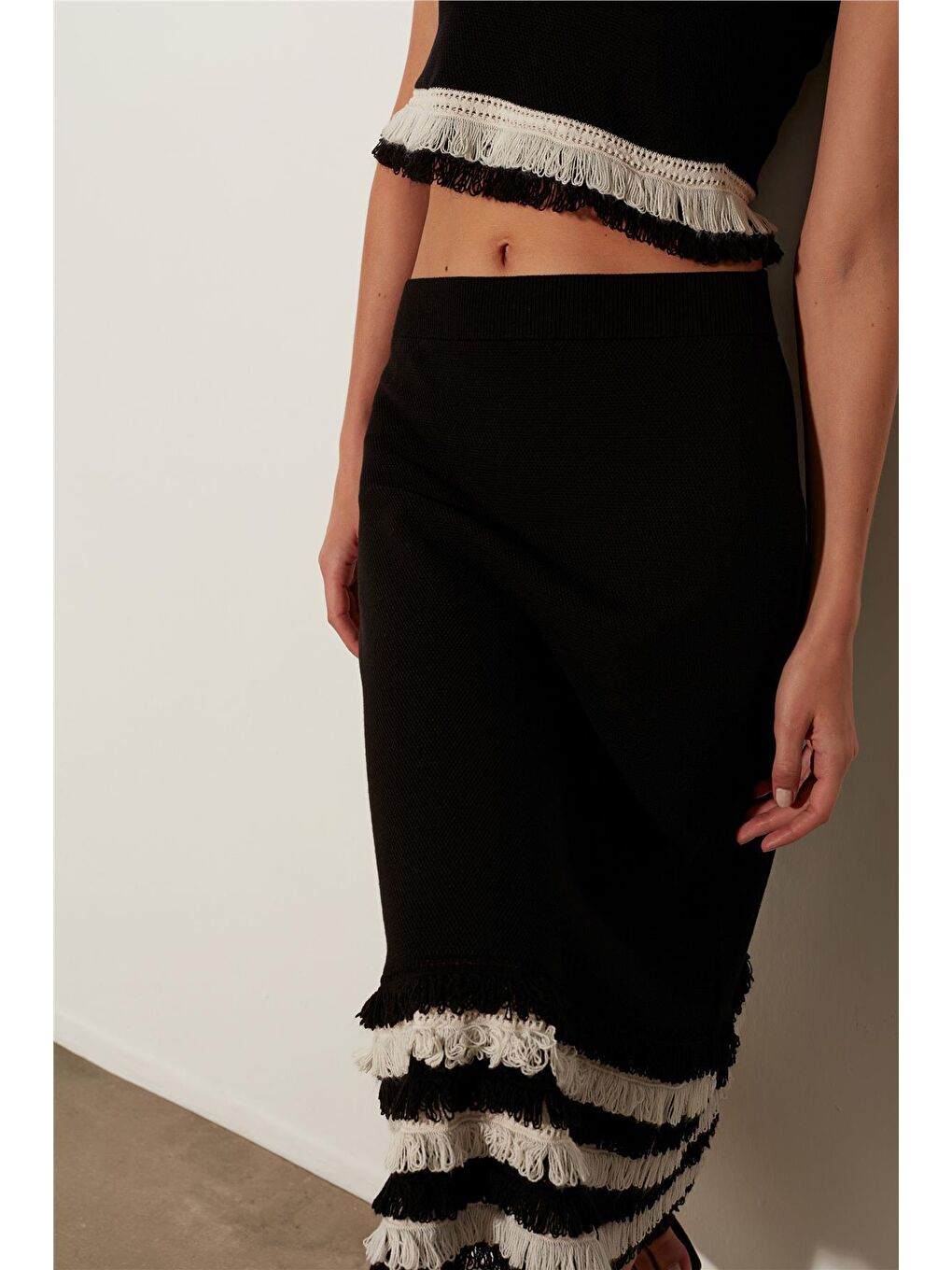 Siyah Püsküllü Triko Crop ve Etek Takım SWTK4680-81Sİ-2