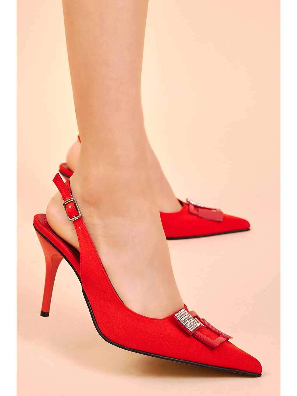 Kadın Kırmızı Gecce Serisi Önü Taşlı ve Tokalı Sivri Burunlu Topuklu Ayakkabı-1