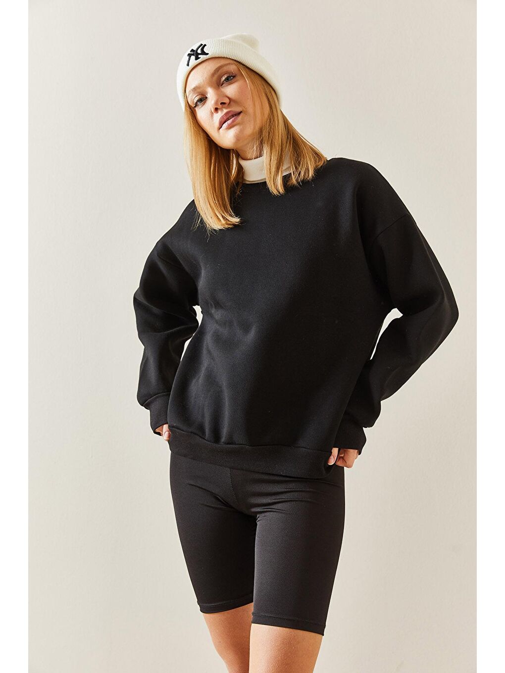 Siyah Bisiklet Yaka Şardonlu Oversize Sweatshirt 4KXK8-47743-02-1