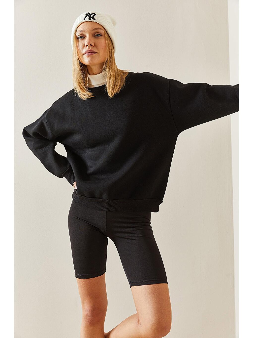 Siyah Bisiklet Yaka Şardonlu Oversize Sweatshirt 4KXK8-47743-02-3
