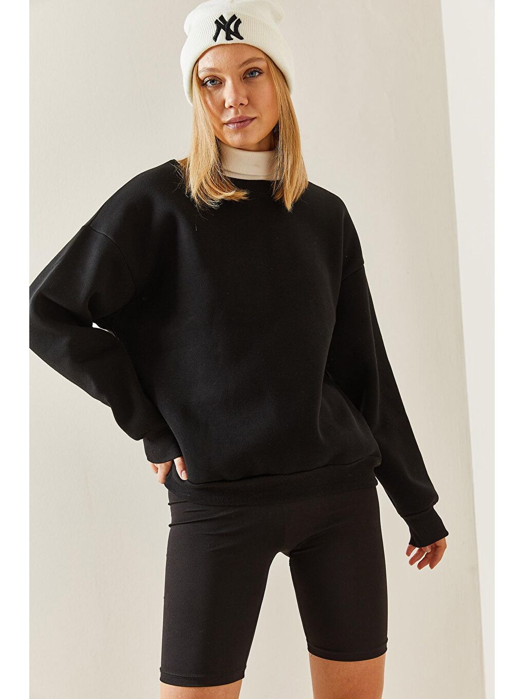 Siyah Bisiklet Yaka Şardonlu Oversize Sweatshirt 4KXK8-47743-02-4