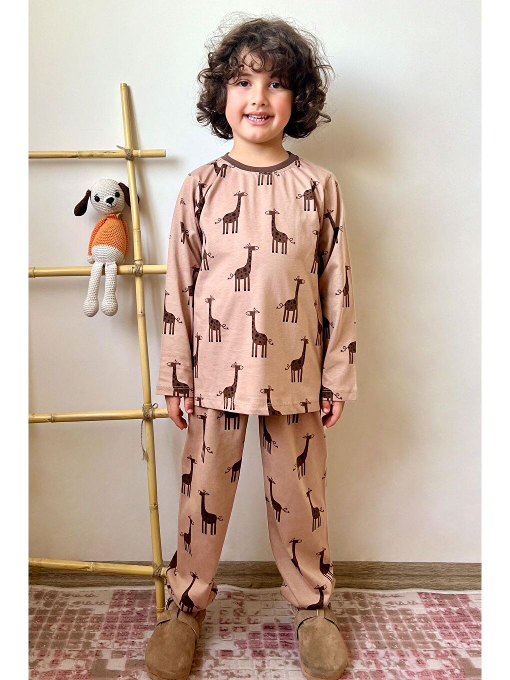 Bej Erkek Çocuk Pijama Takımı Sevimli Zürafa Desenli Vizon (4 Yaş)