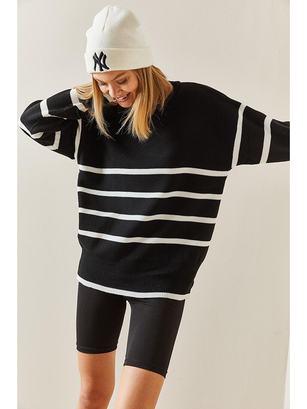 Siyah Bisiklet Yaka Çizgili Kazak 4KXK3-47732-02-2