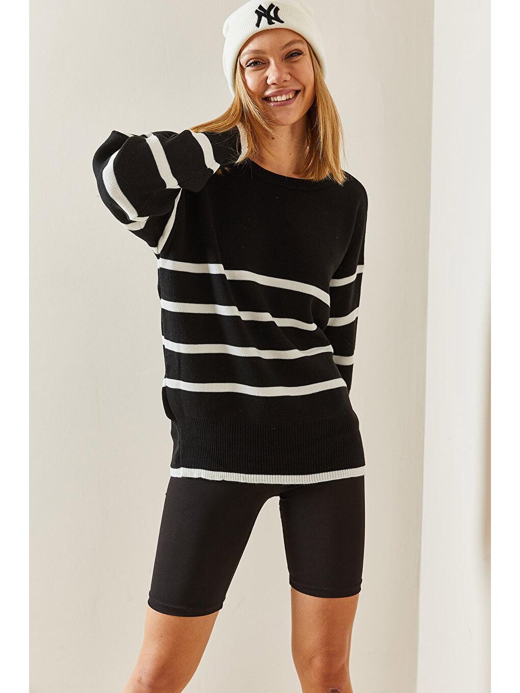 Siyah Bisiklet Yaka Çizgili Kazak 4KXK3-47732-02-3