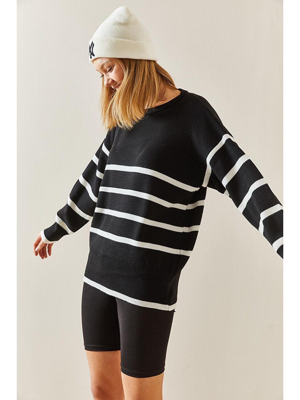 Siyah Bisiklet Yaka Çizgili Kazak 4KXK3-47732-02-4