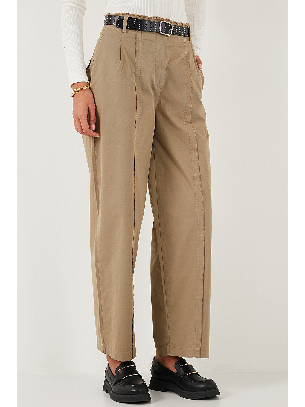 Haki Pamuklu Relaxed Fit Geniş Paça Dikiş Detaylı Kemerli Pantolon 68351208-2