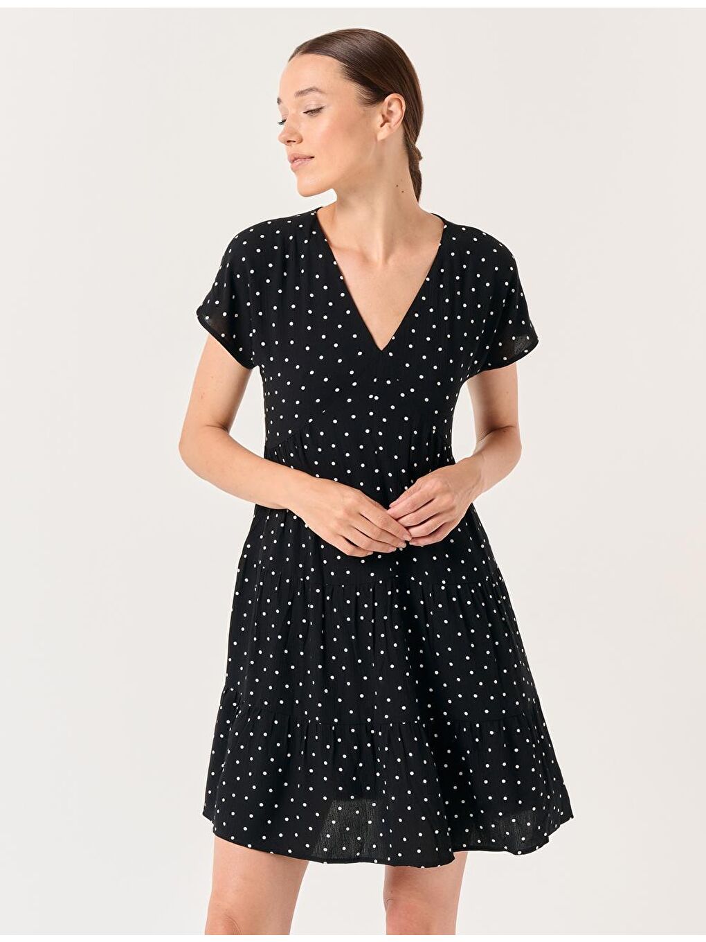 Siyah Bol Kesim V Yaka Kısa Kollu Desenli Dokuma Elbise