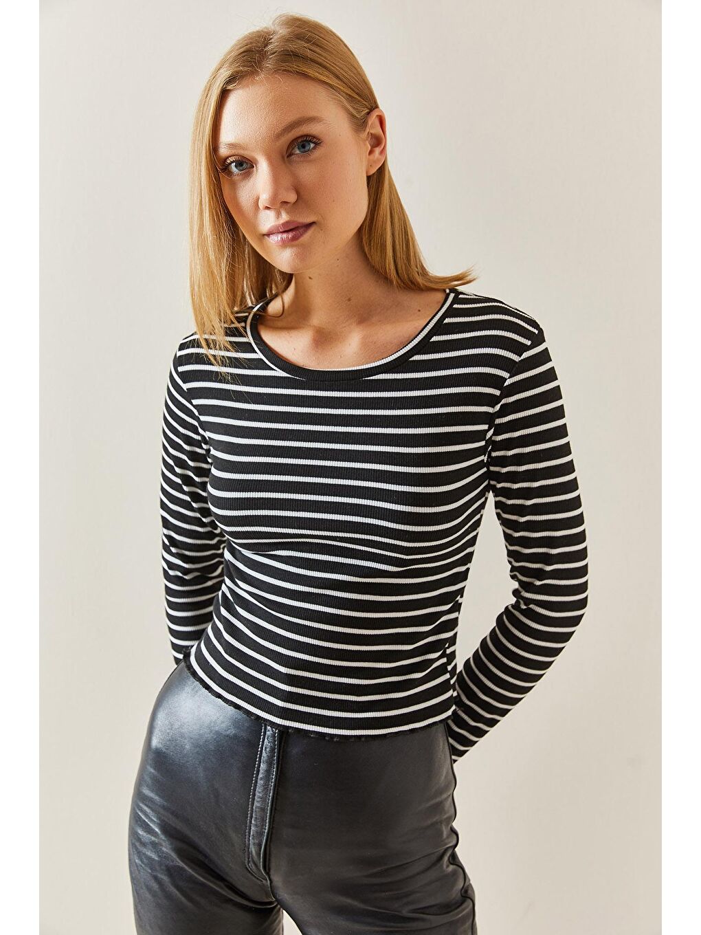 Siyah Bisiklet Yaka Çizgili Bluz 4KXK2-47738-02-4