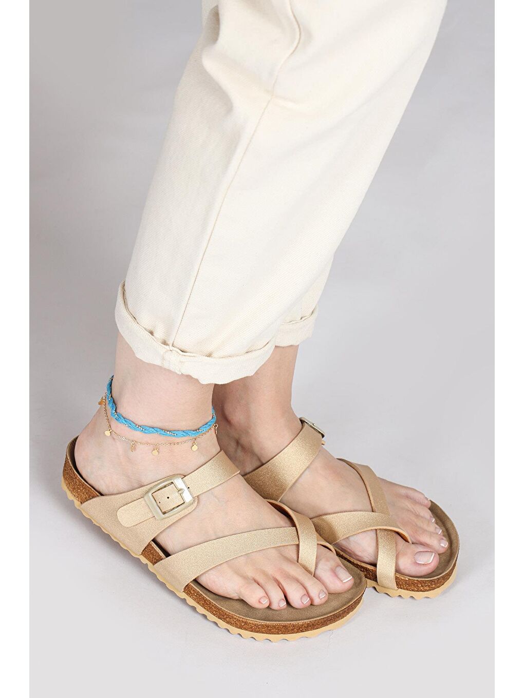 Sarı 50008 Tek Tokalı Altın Rengi Kadın Parmak Arası Terlik-1