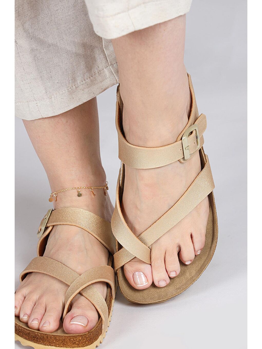 Sarı 50008 Tek Tokalı Altın Rengi Kadın Parmak Arası Terlik-3