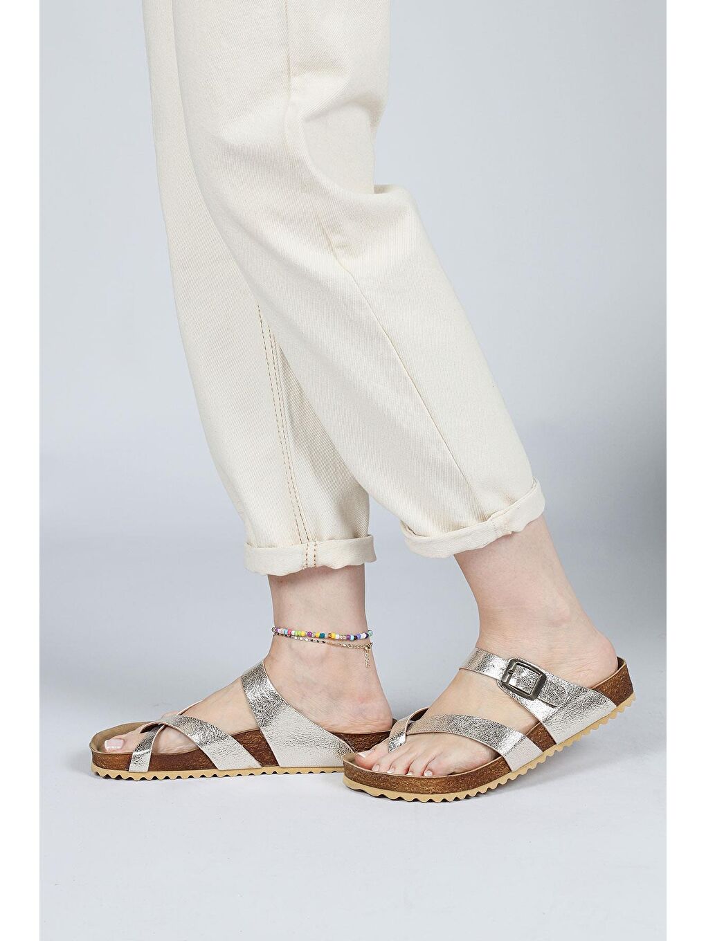 Sarı 50008 Parlak Altın Parmak Arası Tokalı Kadın Terliği-1