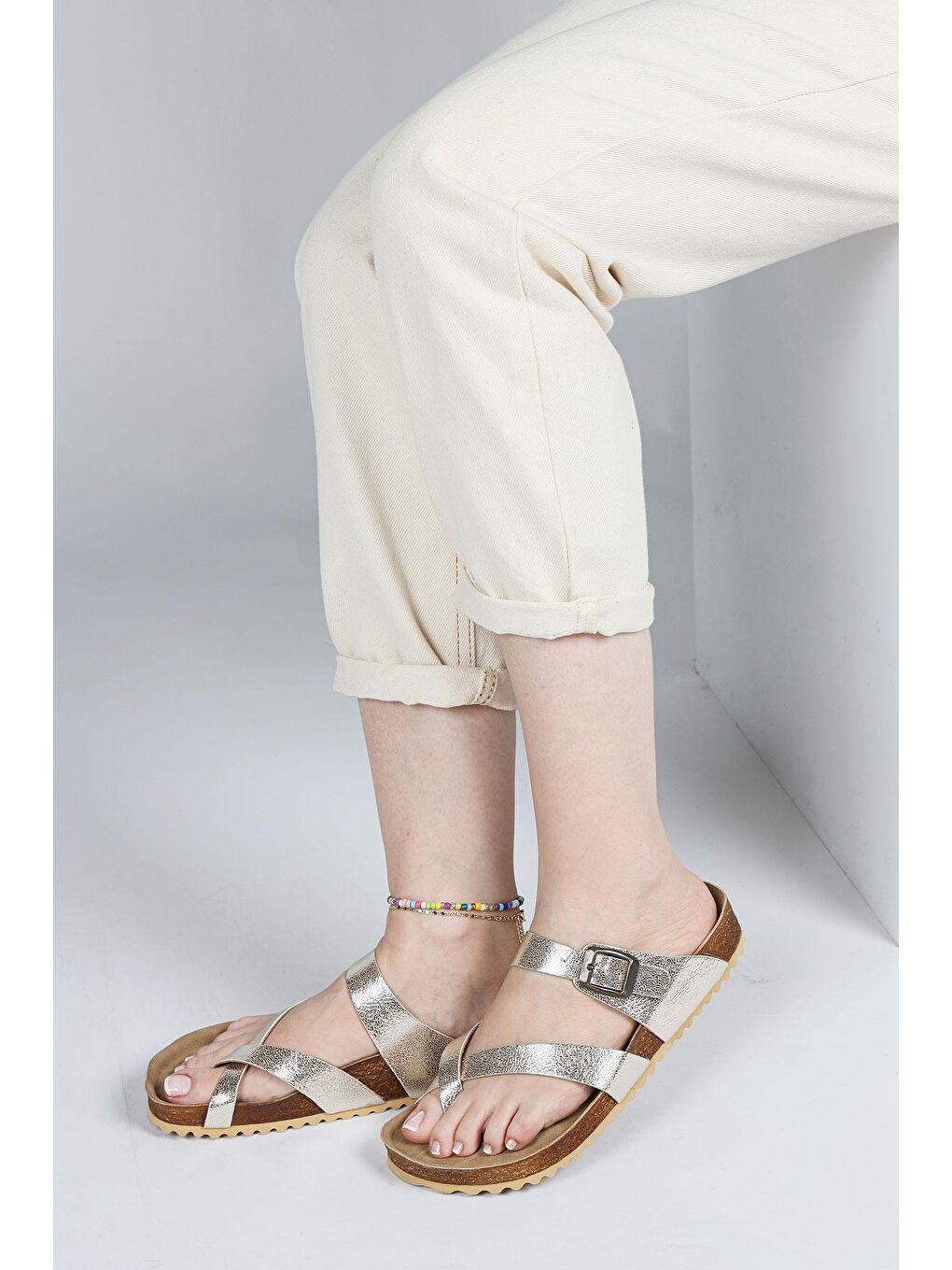 Sarı 50008 Parlak Altın Parmak Arası Tokalı Kadın Terliği-2