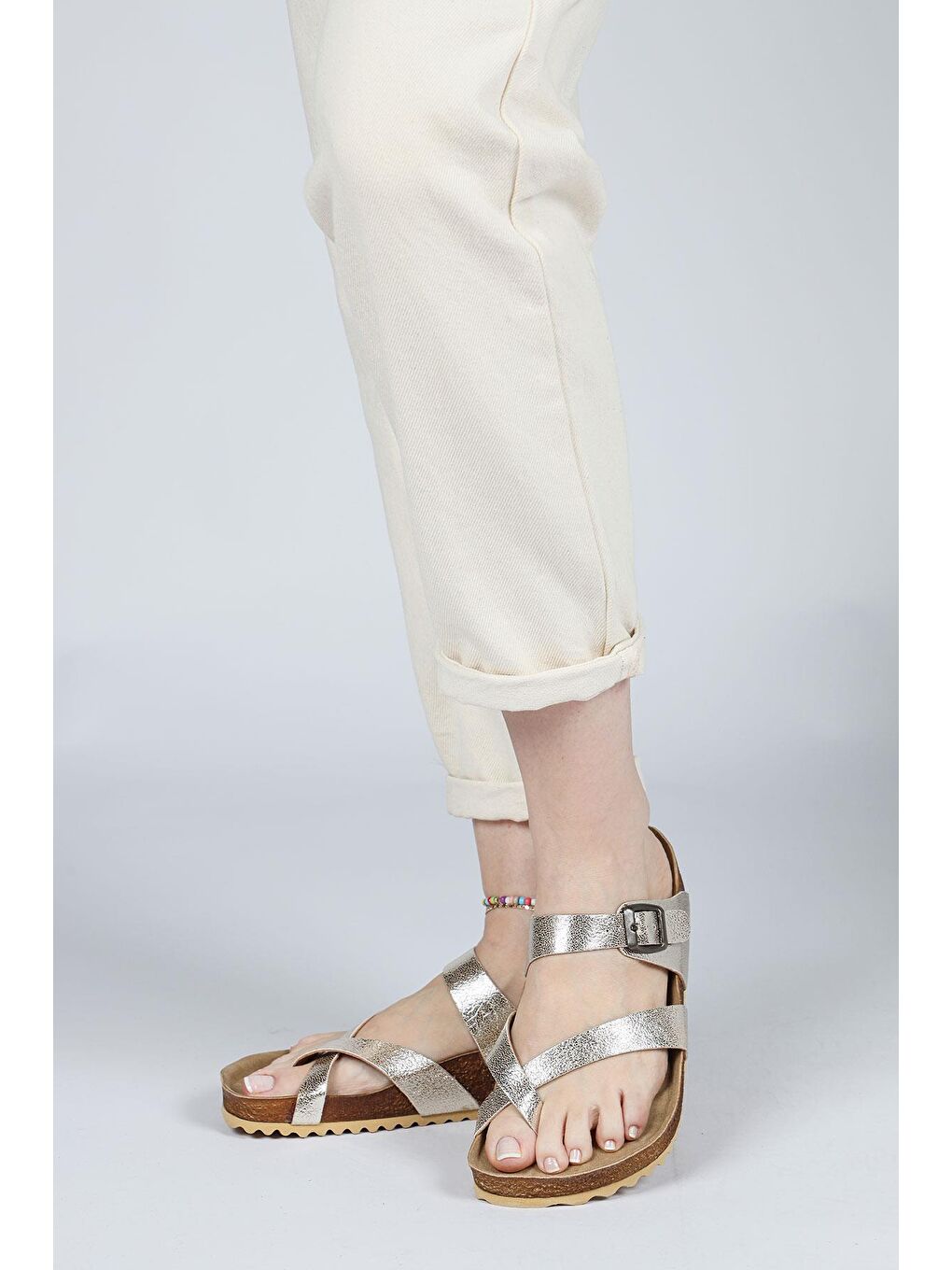 Sarı 50008 Parlak Altın Parmak Arası Tokalı Kadın Terliği-3