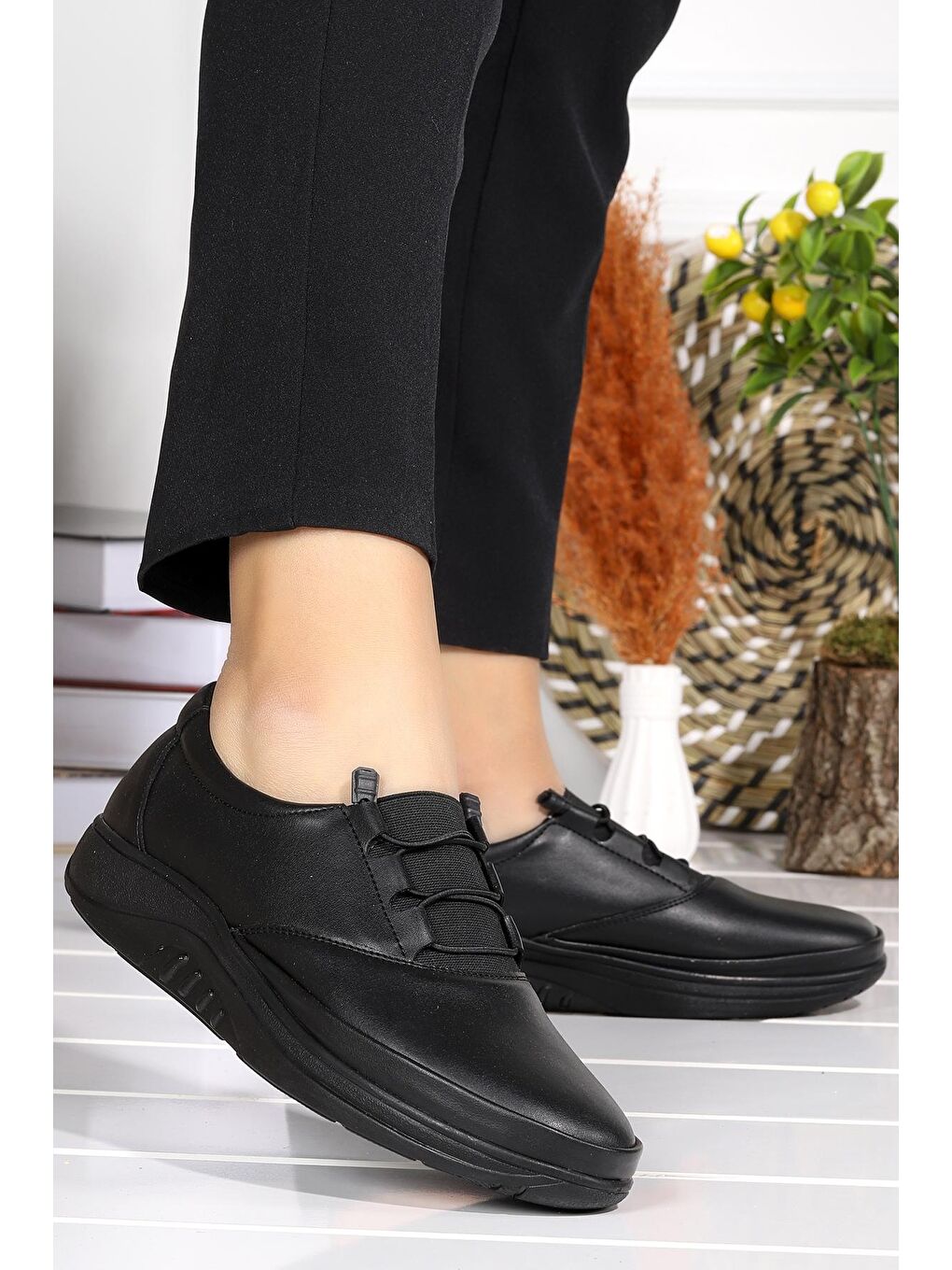 Siyah Rahat Konfor Özel Topuk Jeli Anne Günlük Ayakkabı 700-1