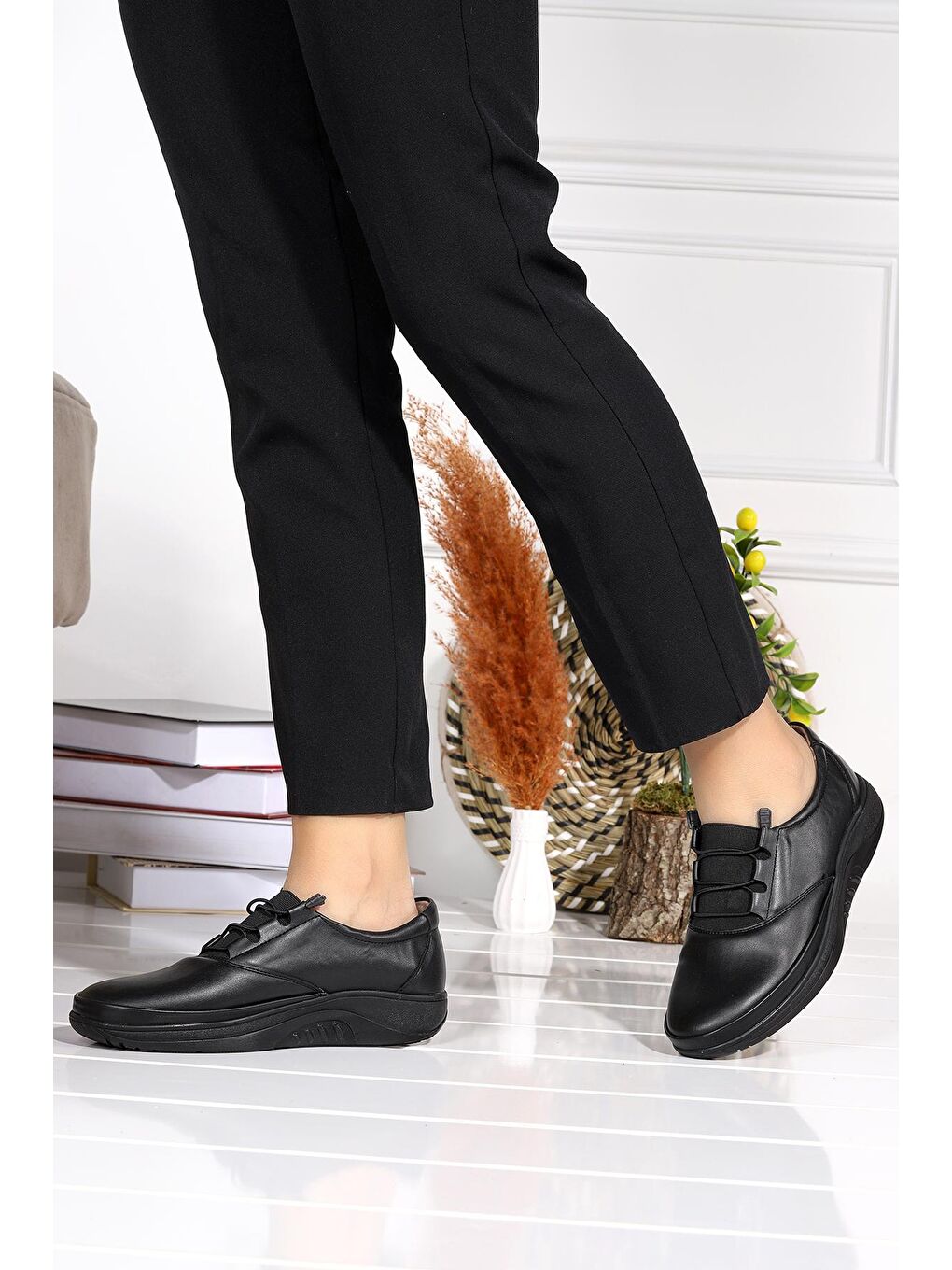 Siyah Rahat Konfor Özel Topuk Jeli Anne Günlük Ayakkabı 700-2