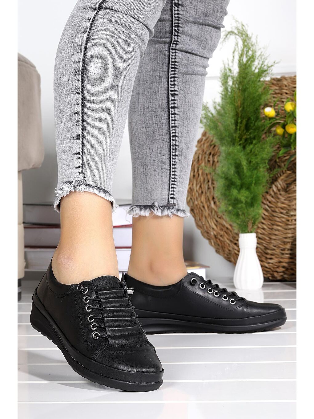 Siyah Bağcıklı Günlük Anatomik Kadın Ayakkabı  Pnt 673384-1