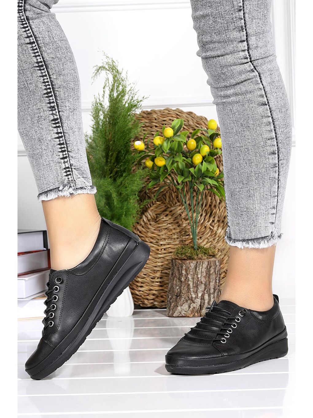 Siyah Bağcıklı Günlük Anatomik Kadın Ayakkabı  Pnt 673384-2