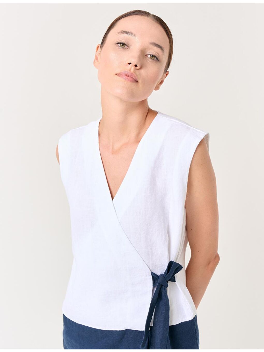 Beyaz Kruvaze Yaka Kolsuz Keten Klasik Yelek