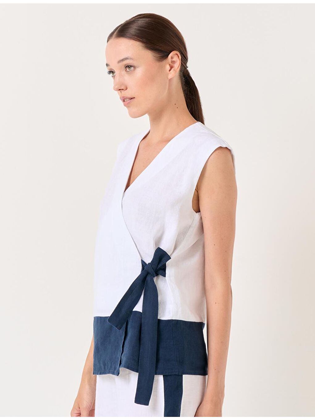 Beyaz Kruvaze Yaka Kolsuz Keten Klasik Yelek-1