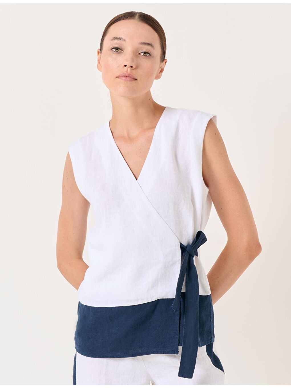 Beyaz Kruvaze Yaka Kolsuz Keten Klasik Yelek-3