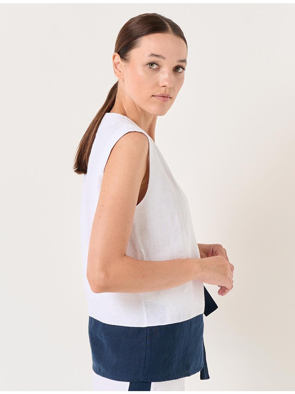 Beyaz Kruvaze Yaka Kolsuz Keten Klasik Yelek-4