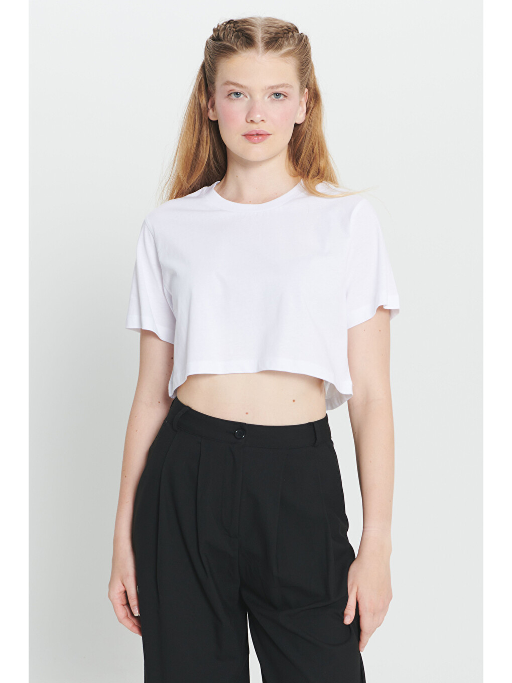 Beyaz Standart Fit Normal Kesim %100 Pamuk Bisiklet Yaka Crop Tişört