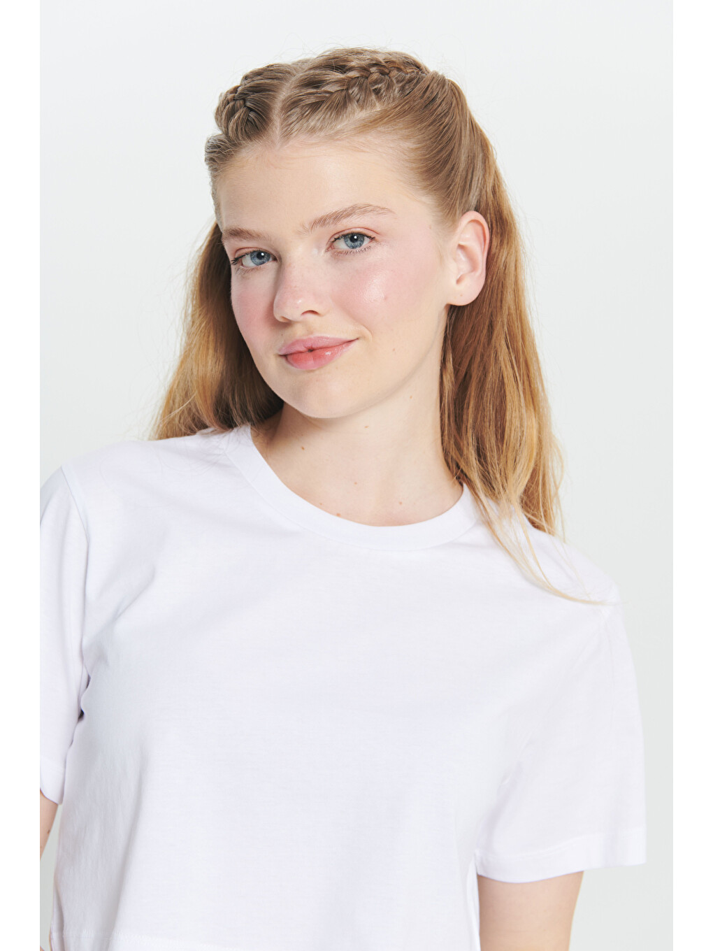 Beyaz Standart Fit Normal Kesim %100 Pamuk Bisiklet Yaka Crop Tişört-4