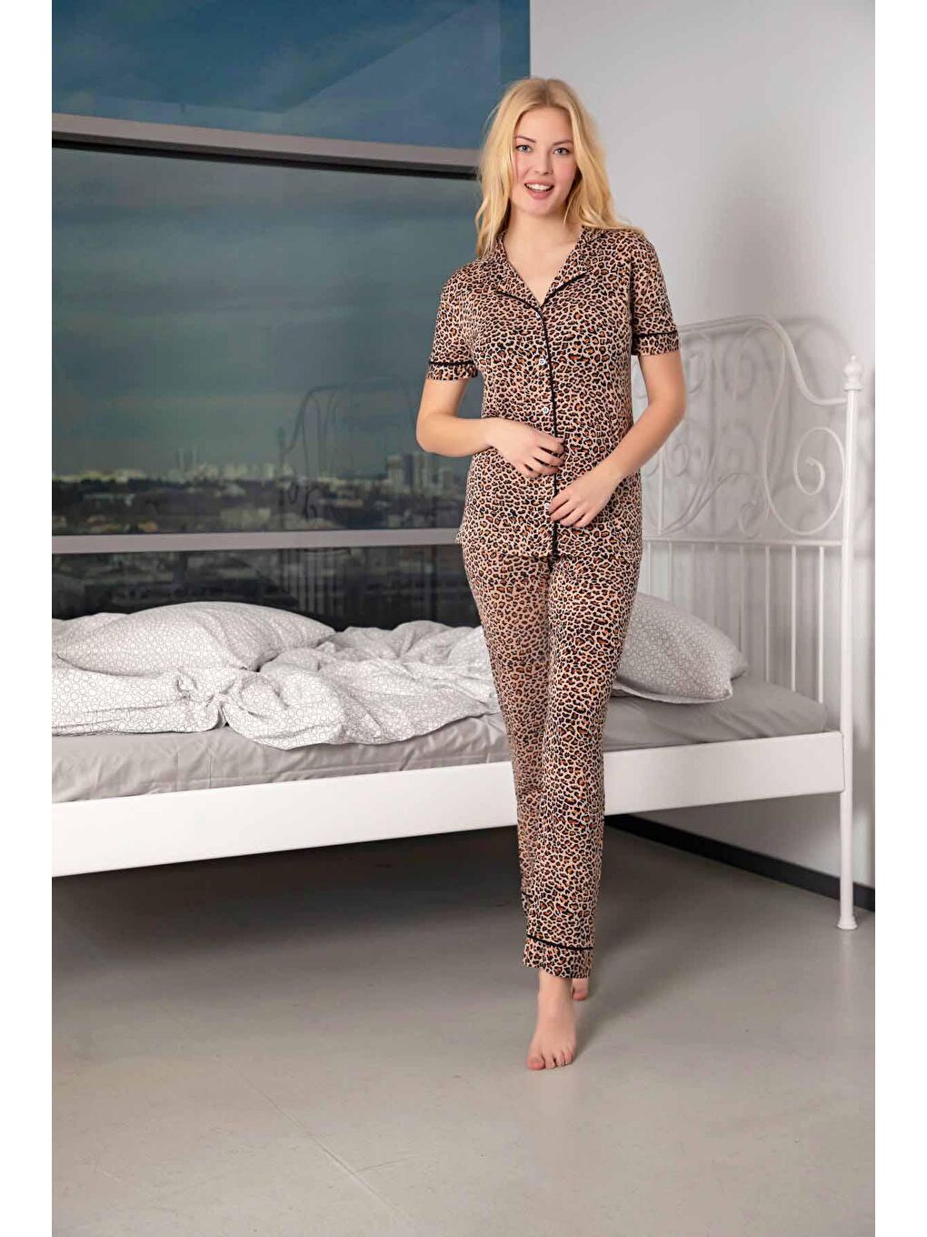 Karışık Leopar Desenli Pamuklu Düğmeli Pijama Takım-1