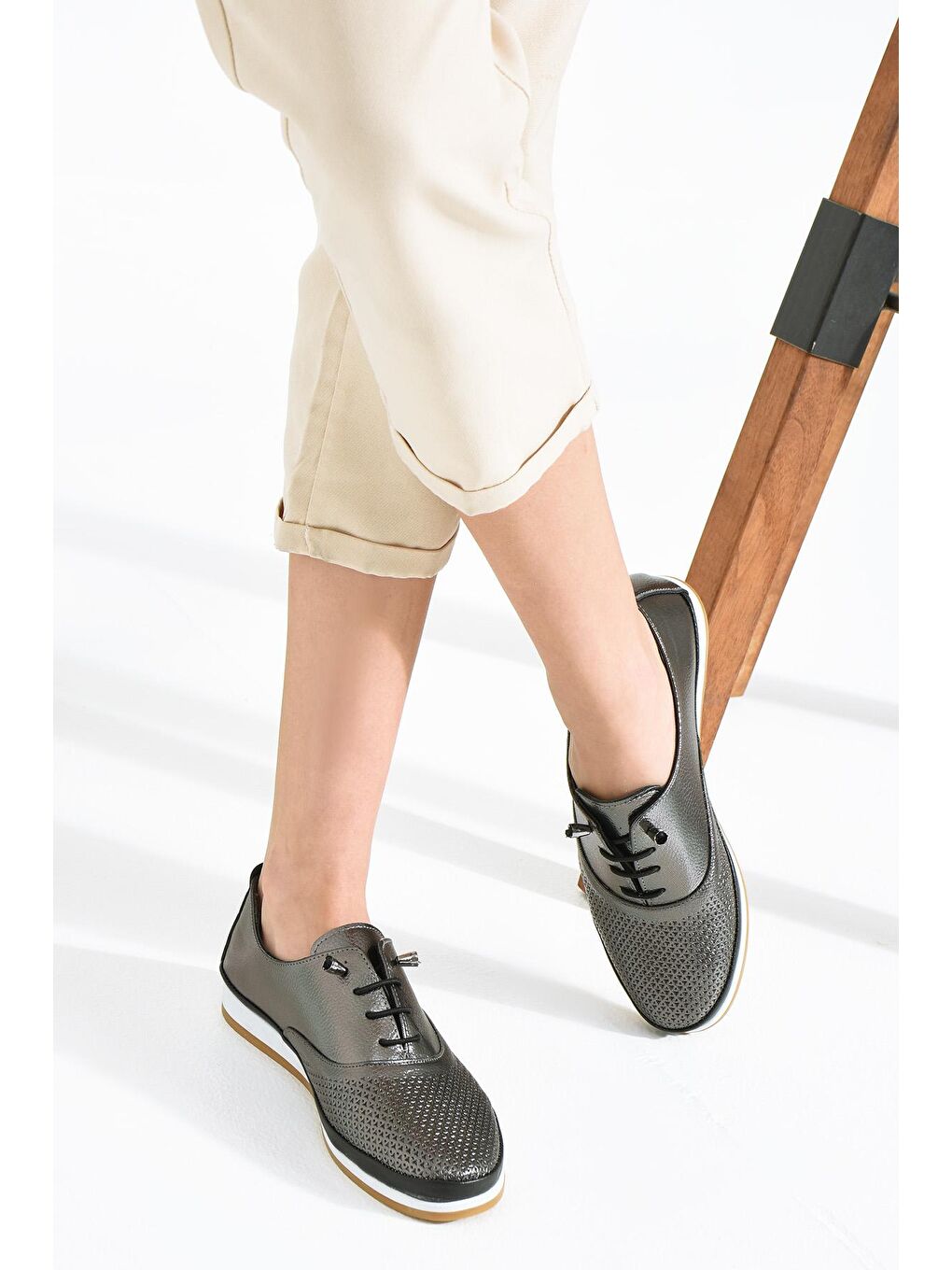 Gri İç Astarı Hakiki Deri Anatomik Taban Lazer Kesim Kadın Ayakkabı 43-1515-23-1