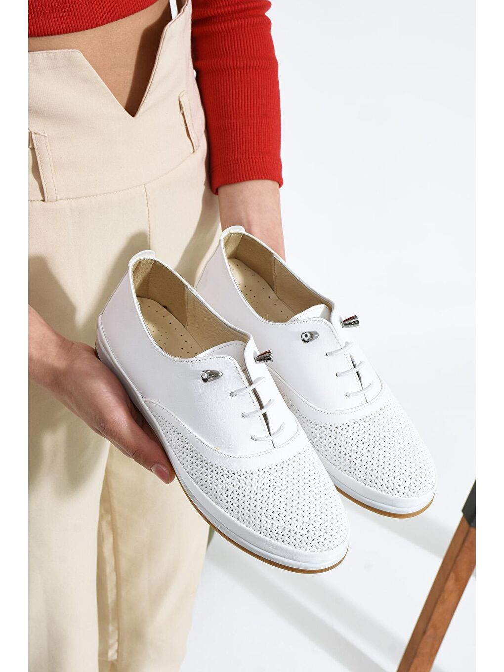 Beyaz İç Astarı Hakiki Deri Anatomik Taban Lazer Kesim Kadın Ayakkabı 43-1515-23-1