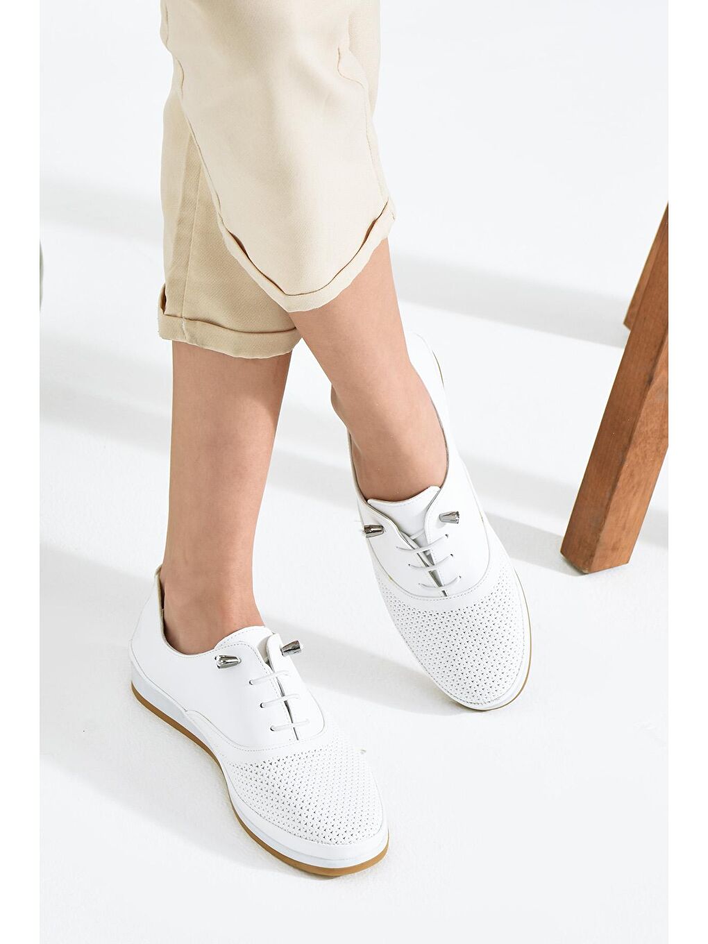 Beyaz İç Astarı Hakiki Deri Anatomik Taban Lazer Kesim Kadın Ayakkabı 43-1515-23-2