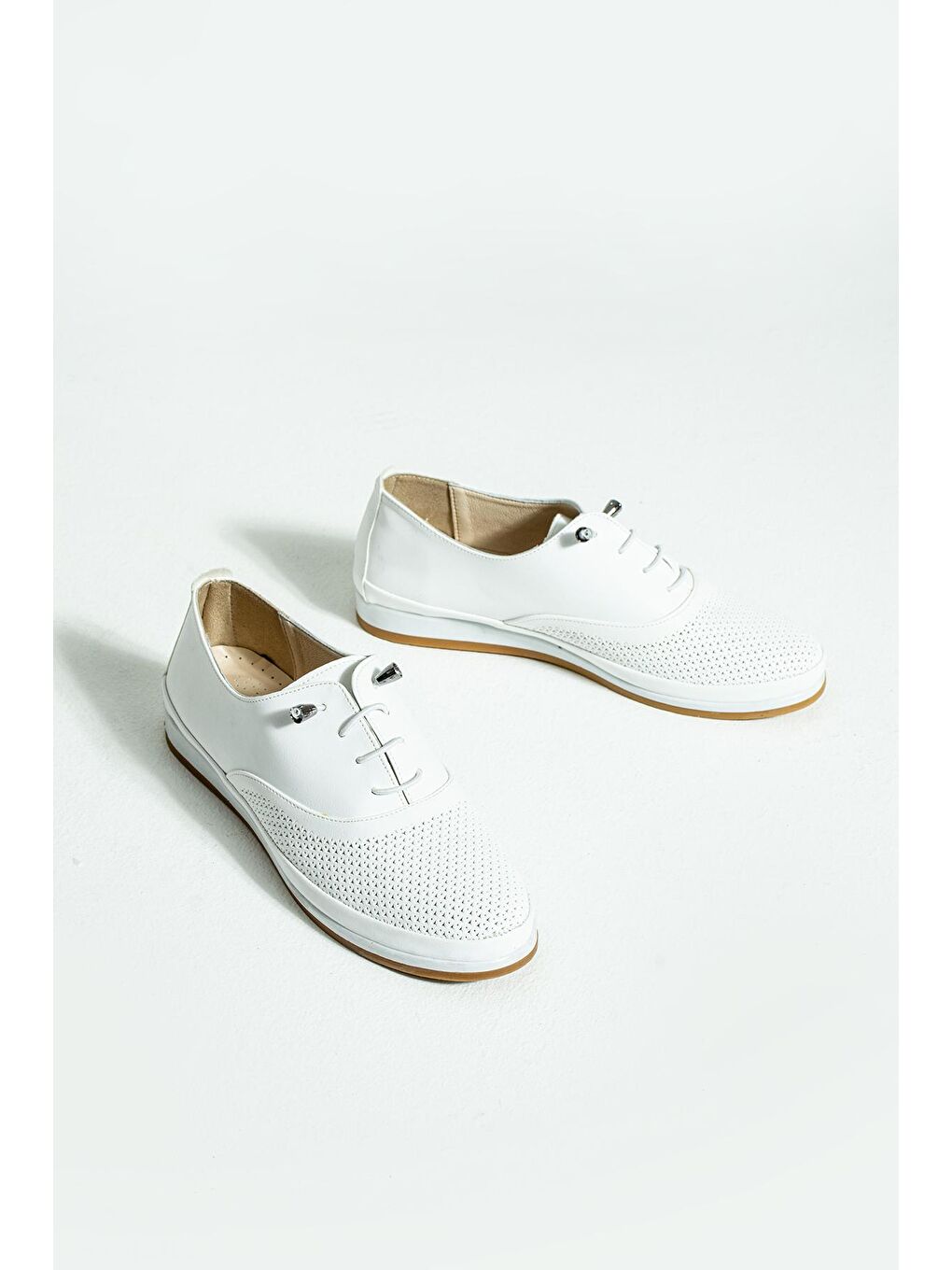 Beyaz İç Astarı Hakiki Deri Anatomik Taban Lazer Kesim Kadın Ayakkabı 43-1515-23-3