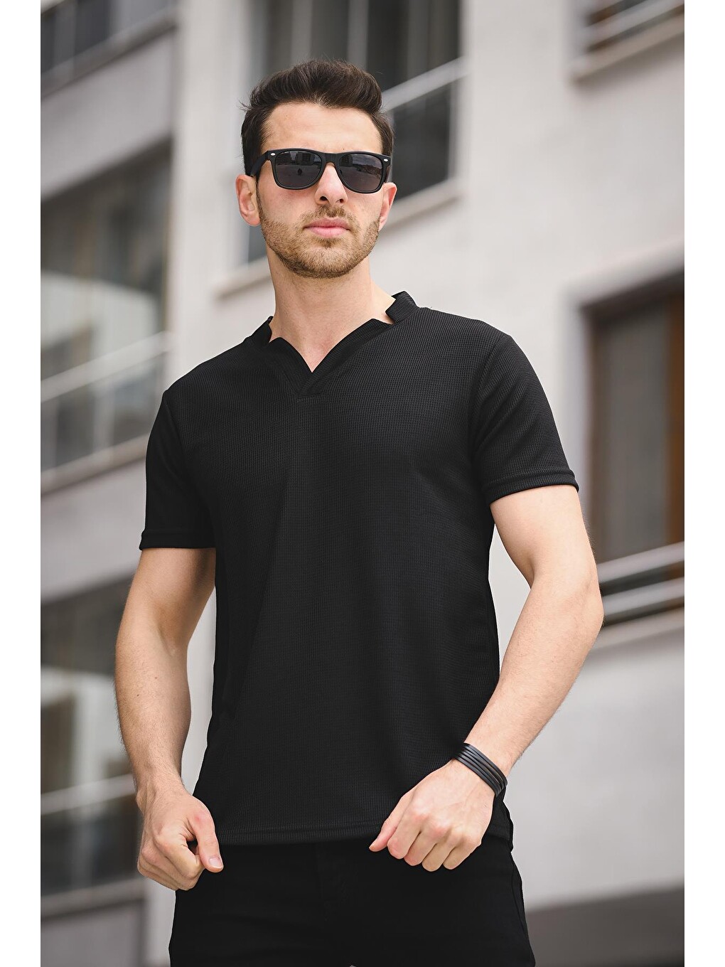 Siyah Üçgen Biyeli Waffle Slim Fit V Yaka Erkek Tişört