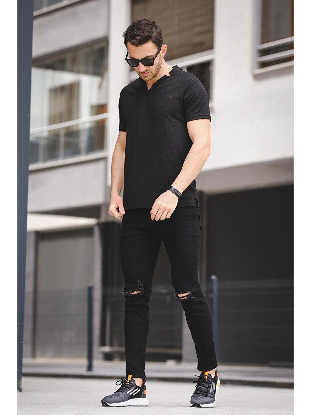 Siyah Üçgen Biyeli Waffle Slim Fit V Yaka Erkek Tişört-1